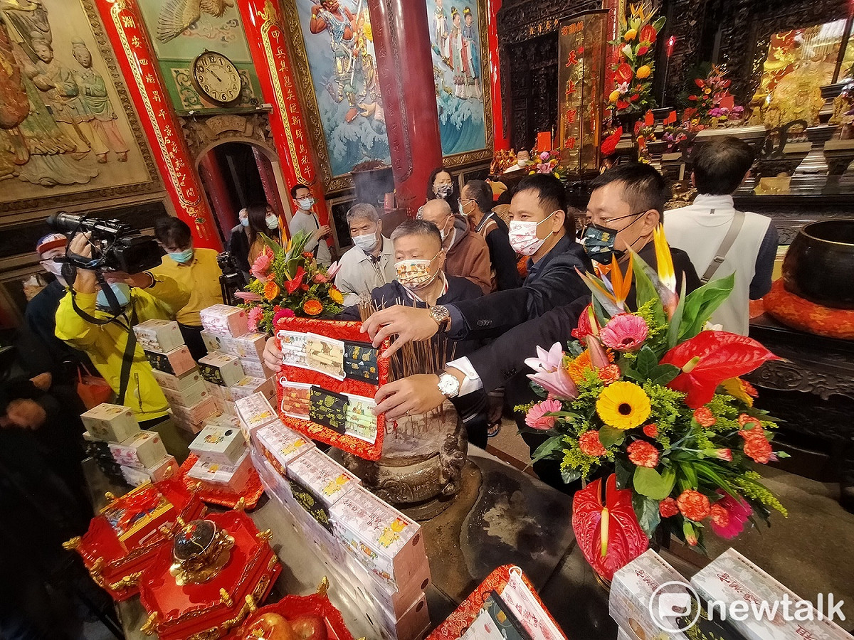 顏清標為大甲媽聯名口罩過火。 唐復年/攝