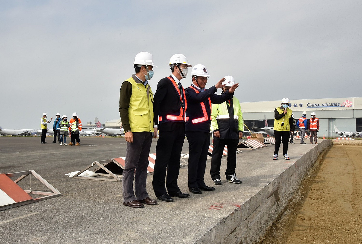 交通部長林佳龍視察跑道整建工程。 圖：取自交通部