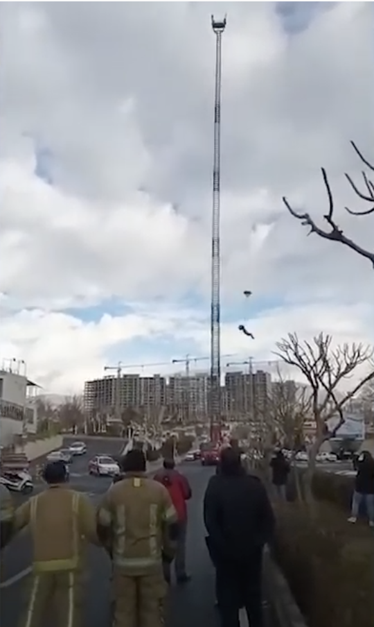 博佐奇從距地面58公尺的雲梯車頂端進行跳傘活動，快達地面跳傘卻未順利展開，直墜而下當場死亡。 圖：翻攝自Artemis-TV Plus Youtube頻道