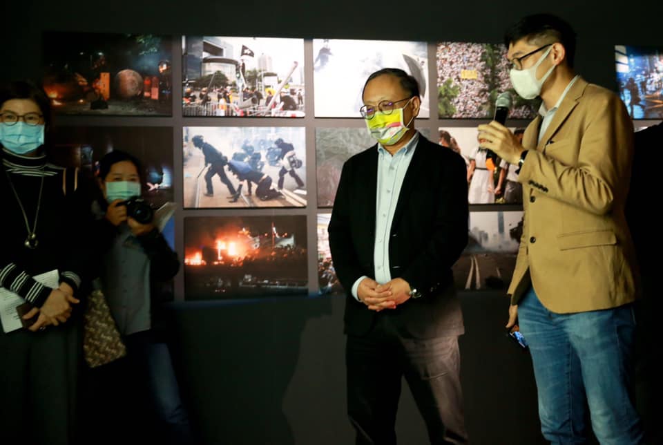 策展人莊坤儒在展場導覽「鏡頭的凝視」單元。 圖：擷取自高雄市政府文化局臉書