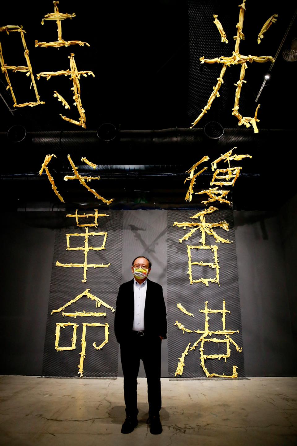 高雄市文化局在駁二大勇區P3倉庫舉辦「若水，如火，有聲：一個關於行動的展覽」。 圖：擷取自史哲臉書