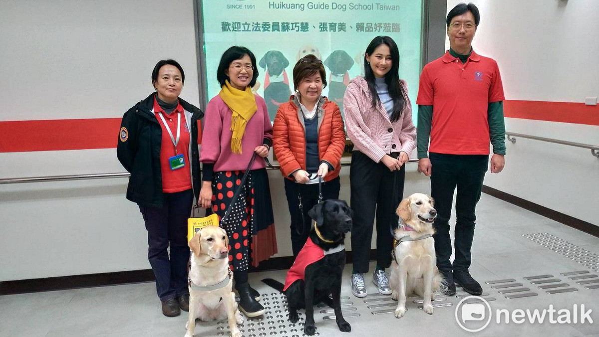 蘇巧慧、賴品妤與張育美赴導盲犬學校挺毛小孩。 圖：陳佩君/攝