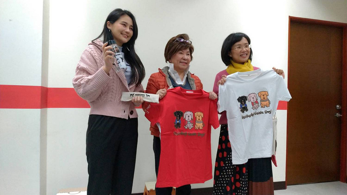 蘇巧慧、賴品妤與張育美呼籲民眾「斗內」義賣商品。 圖：陳佩君/攝