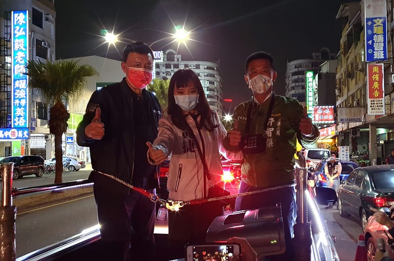 無黨籍高雄市議員黃捷（前中）罷免案投票倒數計時，黃捷3日晚間與民進黨籍立委余天（前左）、許智傑（前右）等人以車隊掃街，呼籲民眾投下不同意票。 圖：中央社提供