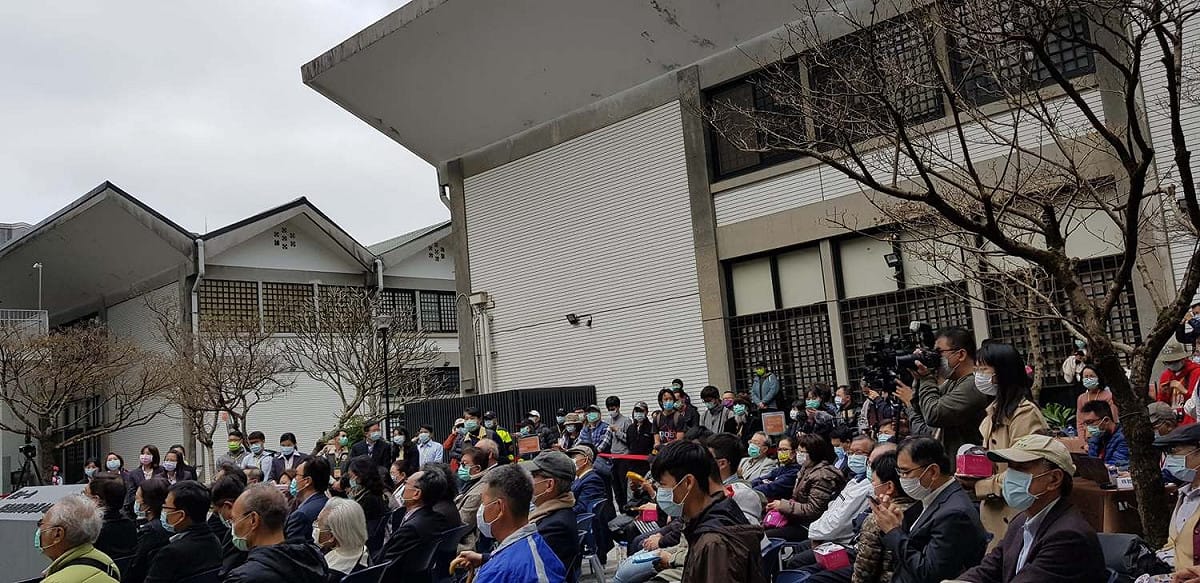 周婉窈特別感謝「聞訊而來」的朋友們，來賓區不只臨時添加椅子，座位區外站滿一圈又一圈的人潮。 圖：翻攝周婉窈臉書