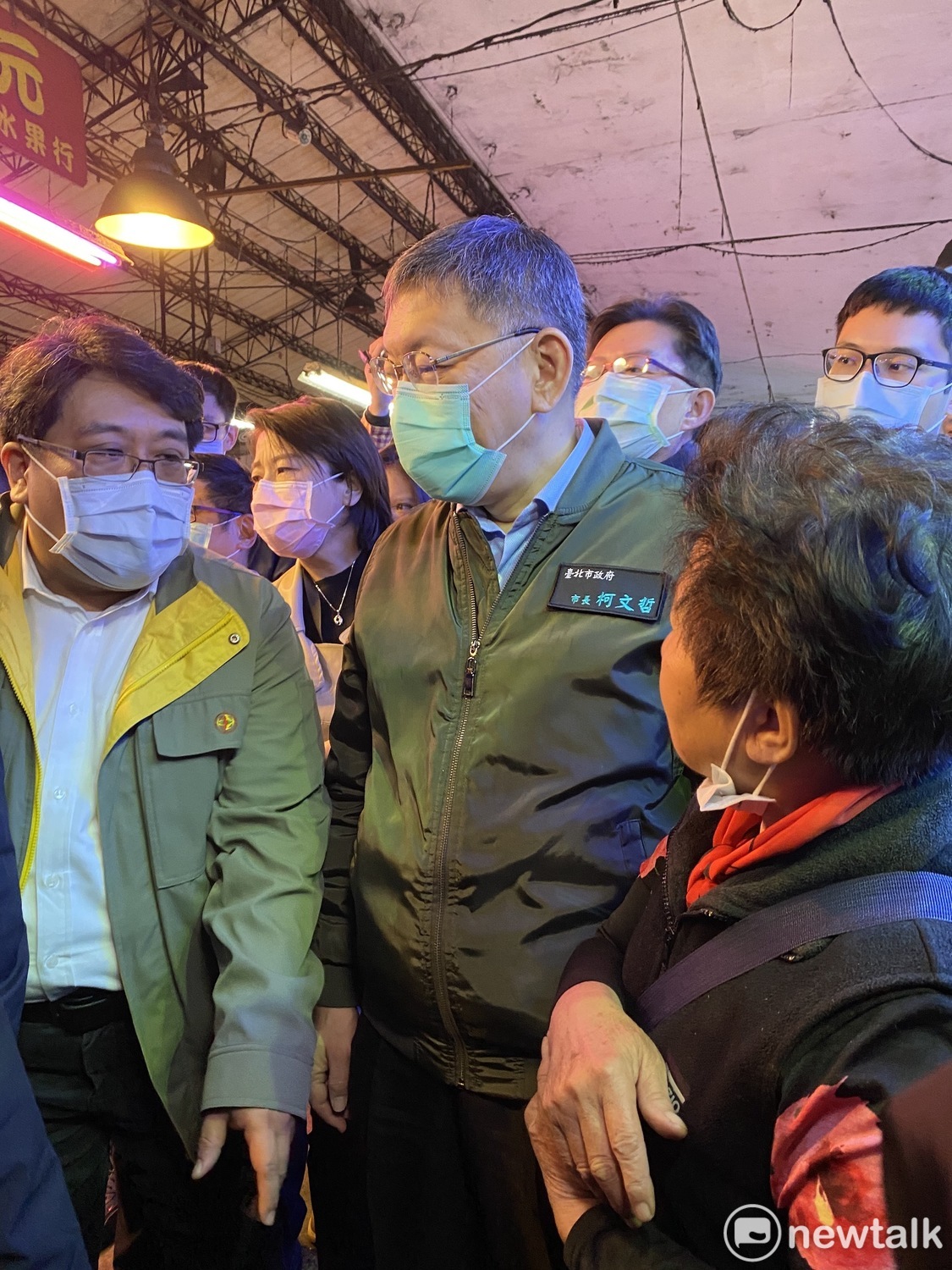 台北市長柯文哲（前排中）之前視察北農第一果菜市場，由綠營出身的北農董事長黃向羣（左）陪同說明。 圖：周煊惠 / 攝（資料照片）