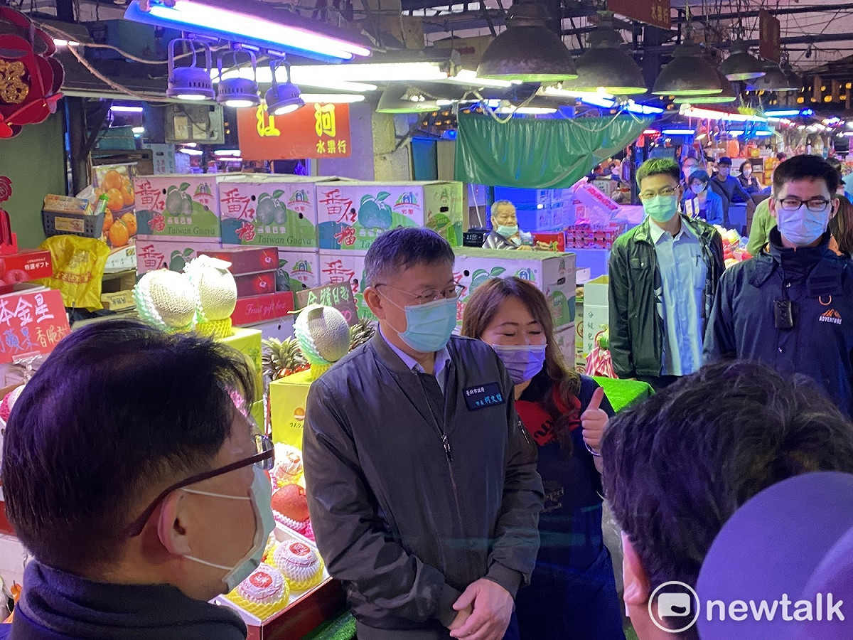 台北市長柯文哲（左二）到果菜市場視察，與民眾合影。 圖：周煊惠 / 攝