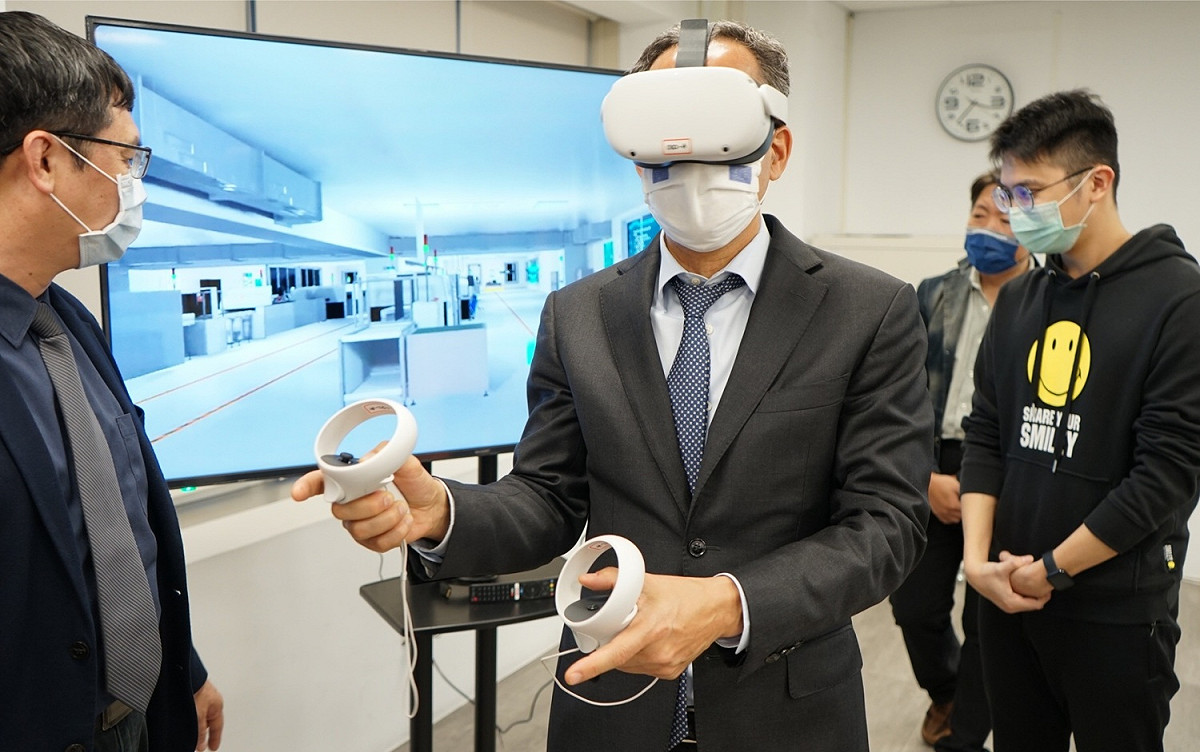 譚敬南(中)親自體驗VR體感科技。 圖：高雄市政府/提供