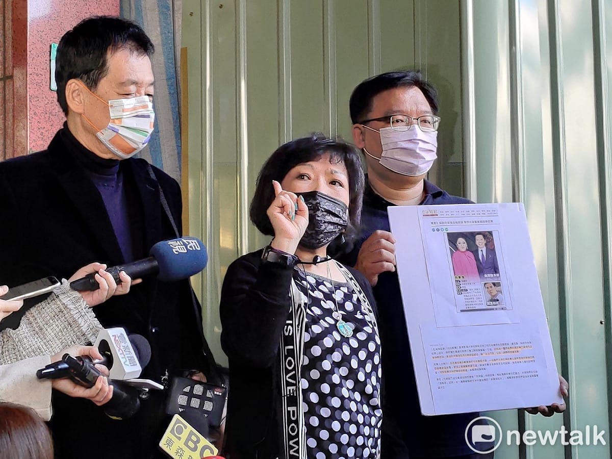 國民黨立委葉毓蘭在國民黨立委同僚陪同下，到台北地方法院按鈴提告。 圖：黃建豪/攝