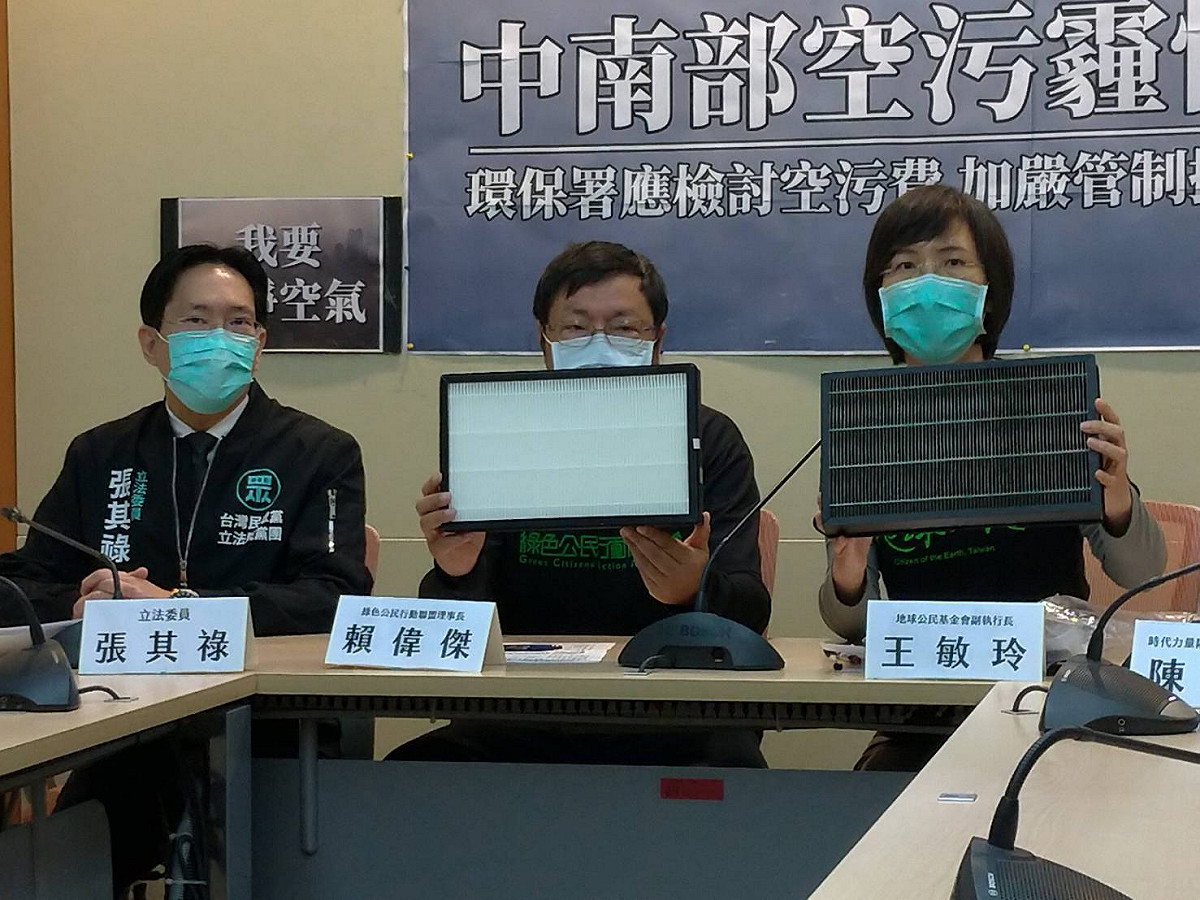 王敏玲(右)拿出僅放3個月的濾網以及全新濾網做對比。 圖:陳佩君/攝