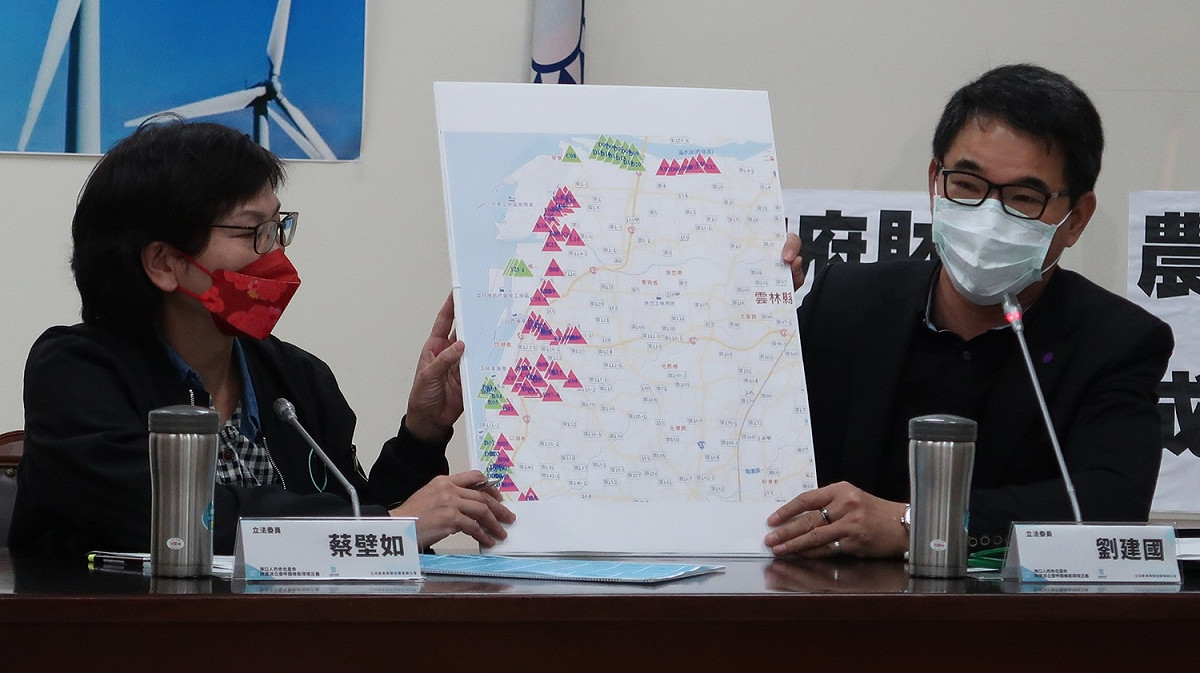 立委蔡壁如與劉建國手持雲林海線地區將設立的陸域風車位置 圖：林朝億/攝