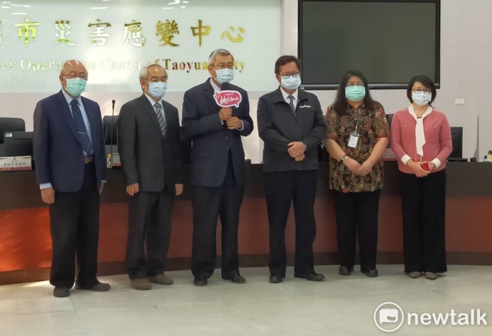 聯新醫院總院長張煥禎(左3)澄清聯新醫院絕對不是「平鎮某醫院」，既沒有院內感染，也沒有任何醫護染疾。 圖：林昀真／攝