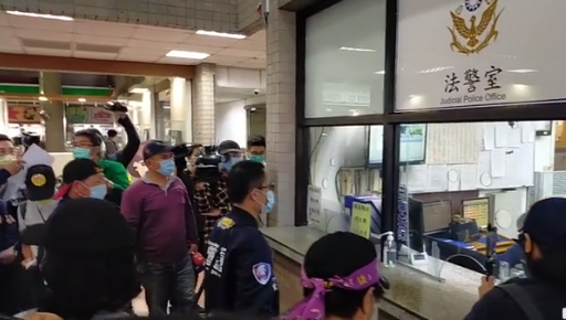 罷捷團體指控蔡英文總統，動員黨政力量干預罷捷案，今天下午赴高雄地院告蔡英文違反選罷法。 圖：翻攝罷免黃捷-鳳山清捷行動本部臉書直播