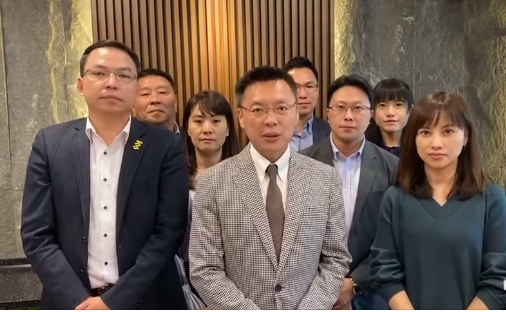 針對罷捷總部對蔡英文總統提告一事，民進黨高雄市黨部主委趙天麟、黨部幹部及高雄市議員發表聲明。 圖：翻攝趙天麟臉書直播