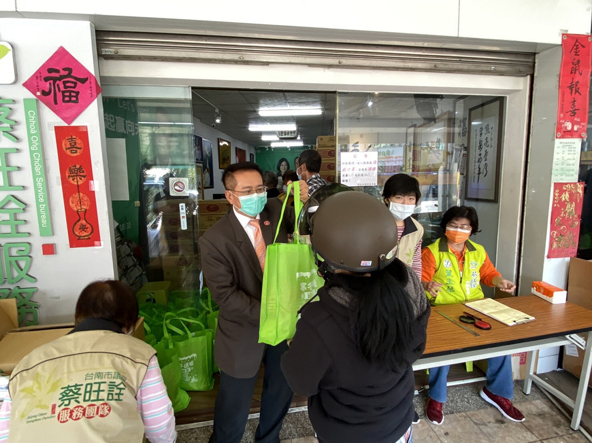 市議員蔡旺詮今日舉辦寒冬送暖過新年的活動，與立委陳亭妃丶議長郭信良、議員陳怡珍和冰點空調冷氣公司、萱華工業跨區聯合舉行，讓寒冬愛心滿滿散播到更多的區域。 圖：黃博郎／攝