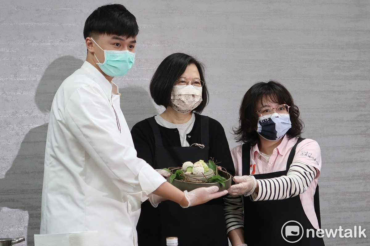 廚師游星淵與總統蔡英文、台北市流浪貓保護協會秘書長黃靜怡端出寵物年菜。 圖：林朝億/攝