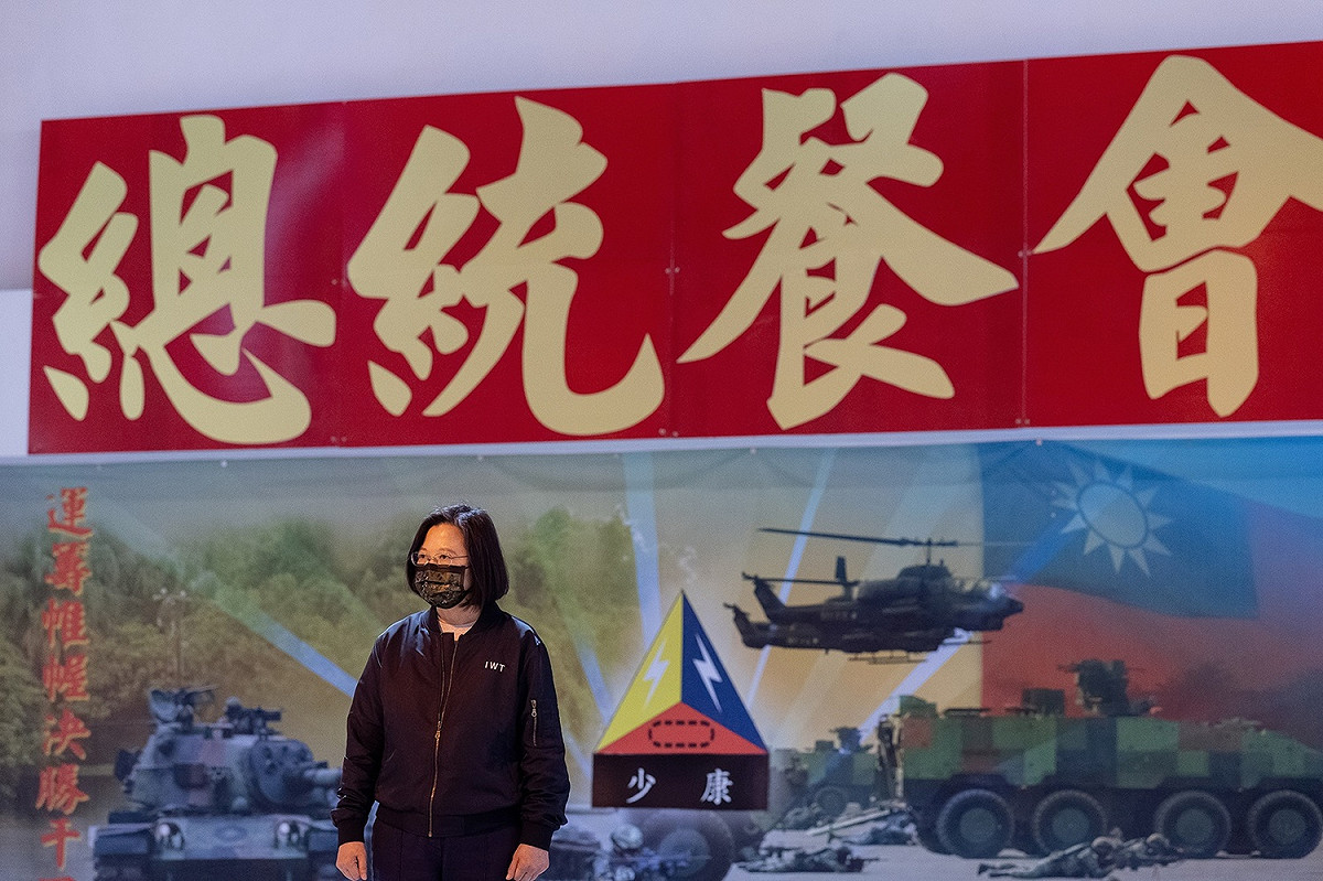 總統蔡英文今（4）日前往高雄視察國軍部隊，由於 陸軍裝甲第564旅的代號是「少康」，蔡英文在與部隊用餐時，正好後面就出現了「少康」兩字。 圖：總統府提供