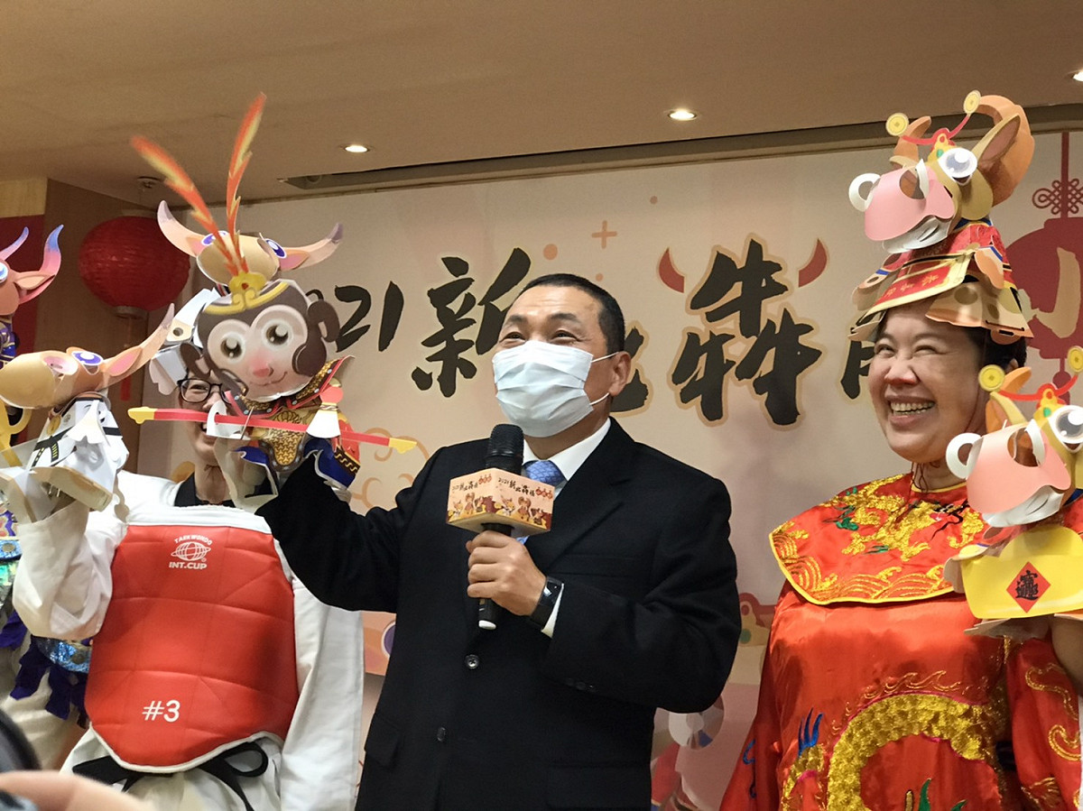 新北犇騰小提燈今天亮相，一次推出「功夫牛」、「牛來富」、「牛哞王」三款牛造型提燈及多種配件。 圖：新北市民政局提供