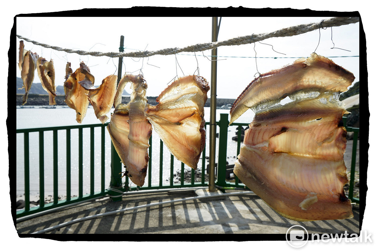馬祖冬季的魚種、漁獲量比夏季多出許多，在馬祖北竿的一戶人家將白力魚的頭尾砍掉、魚骨剔除，再將魚身抹上鹽巴日曬。 圖：張良一/攝