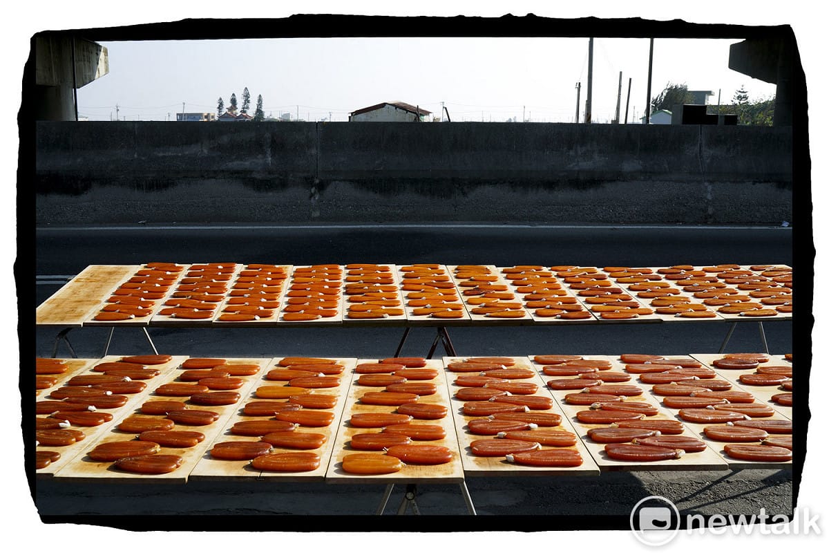 烏魚子色澤金黃，是許多人家吃年夜飯時必備的一道佳餚，香煎烏魚子外酥內脆或是烏魚子搭配青蒜苗、白蘿蔔，美味可口，料理超簡單！ 圖：張良一/攝
