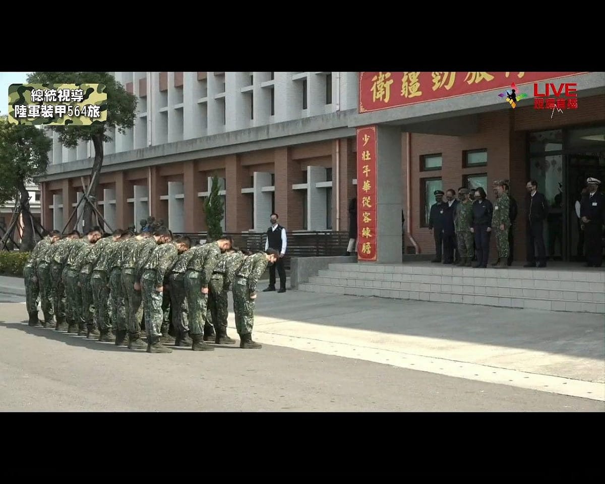 蔡英文南下視察，軍方安排戰技操演與演練，卻出現部隊軍人對蔡英文彎腰鞠躬的情況，引起爭議。 圖：翻攝Allen Lin臉書