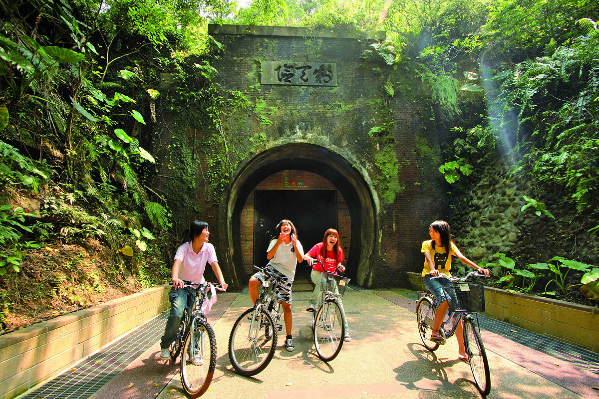 貢寮區舊草嶺環狀自行車道全程約20公里，沿途經過舊草嶺隧道，穿越新北及宜蘭交界。 圖：新北市觀光旅遊局提供