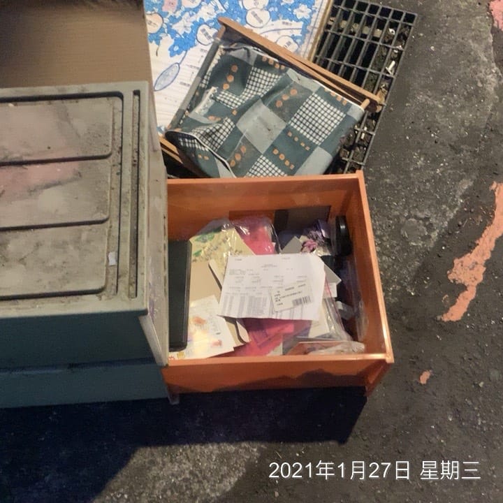 稽查員於中和區查獲棄置之收納櫃有銀行對帳單，經比對發現確實是該戶民眾所為，提醒民眾切勿隨意棄置廢棄物。 圖：新北市環保局提供