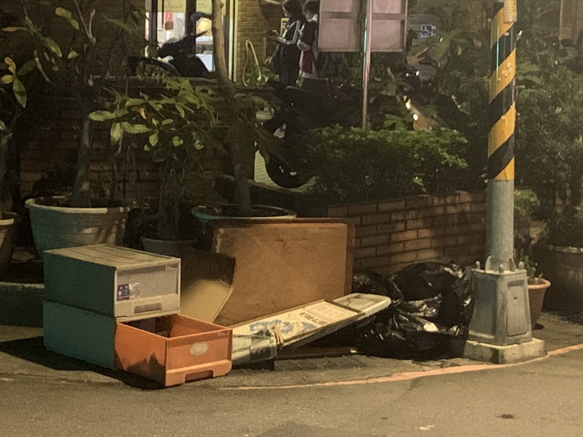 環保局必定追查隨意棄置廢棄物的源頭行為人，呼籲民眾切勿以身試法。 圖：新北市環保局提供