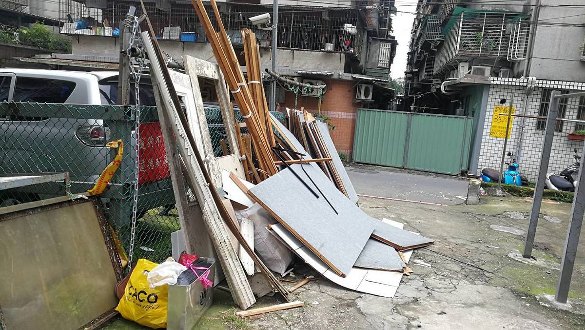 環保局提醒，年關將近，春節前大掃除如要丟棄廢棄家具，請務必向清潔隊電話完成預約登記，切勿隨意棄置。 圖：新北市環保局提供