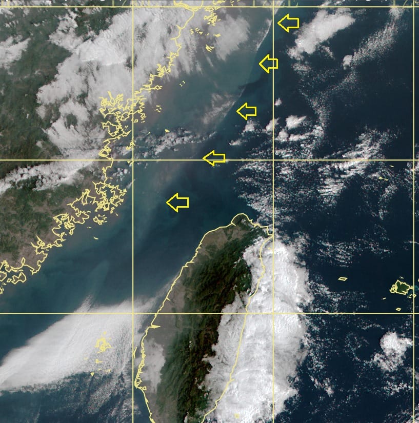 氣象局長鄭明典表示，從衛星雲圖來看，東北季風影響範圍明顯空氣品質較差。 圖：翻攝自鄭明典臉書
