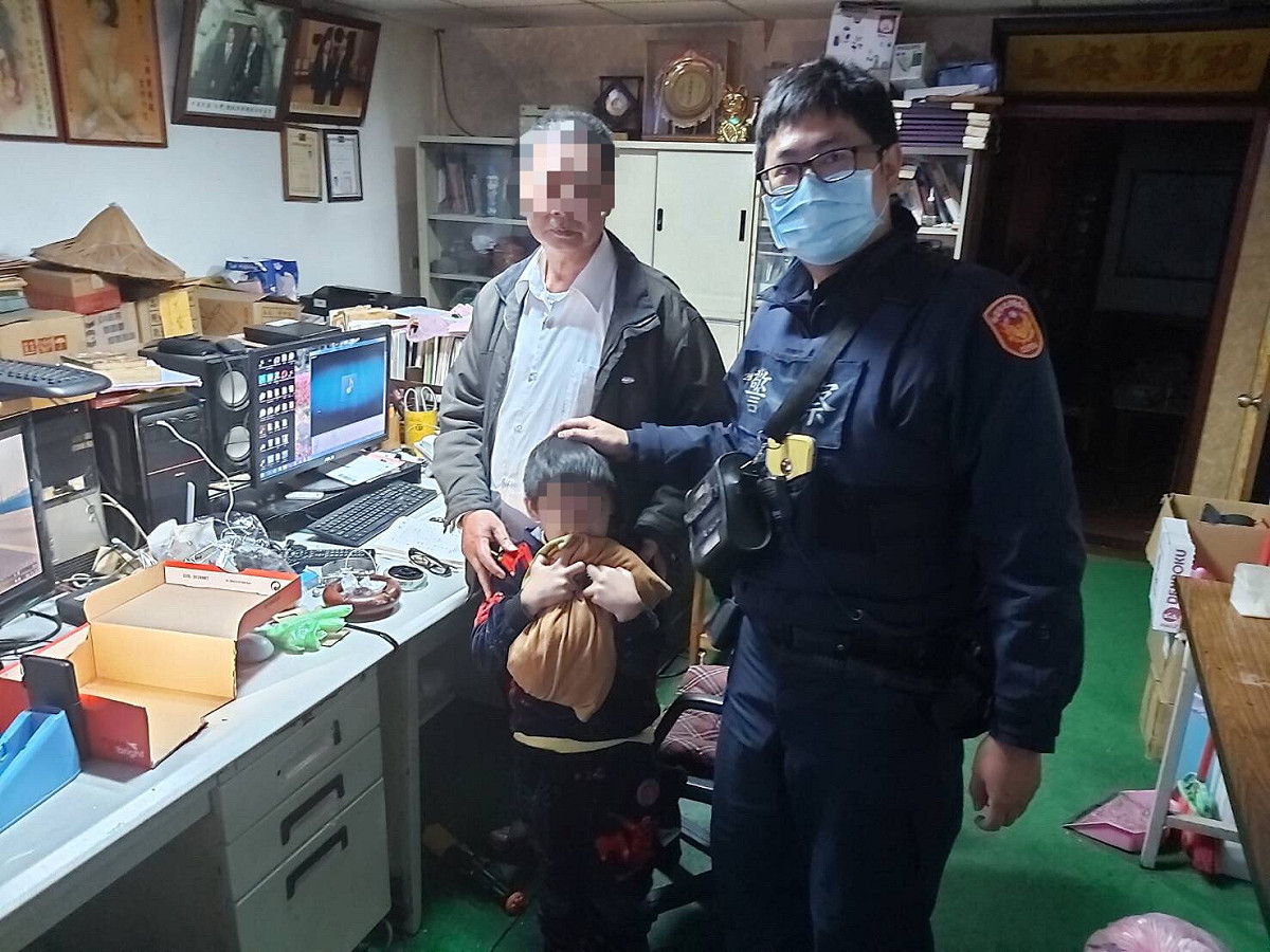 平鎮分局員警勸說，讓離家５年的老翁在年前回家與家人團圓。 圖：平鎮分局／提供
