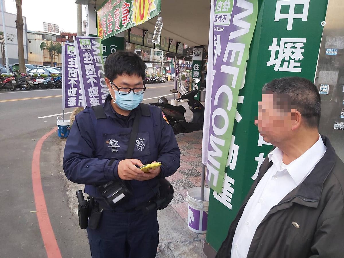 已經離家５年的老翁躲在住家巷口看孫子在家門口玩耍，想要給孫子紅包，因行跡鬼祟經巡邏員警上前盤查，意外讓老翁負氣離家５年的事情有圓滿的結果。 圖：平鎮分局／提供