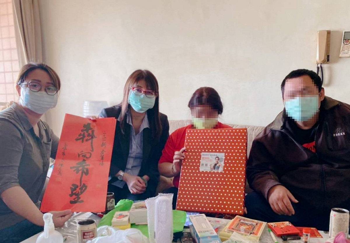 關懷訪視弱勢、脆弱家庭個案，於春節送暖 圖:高雄市毒防局提供