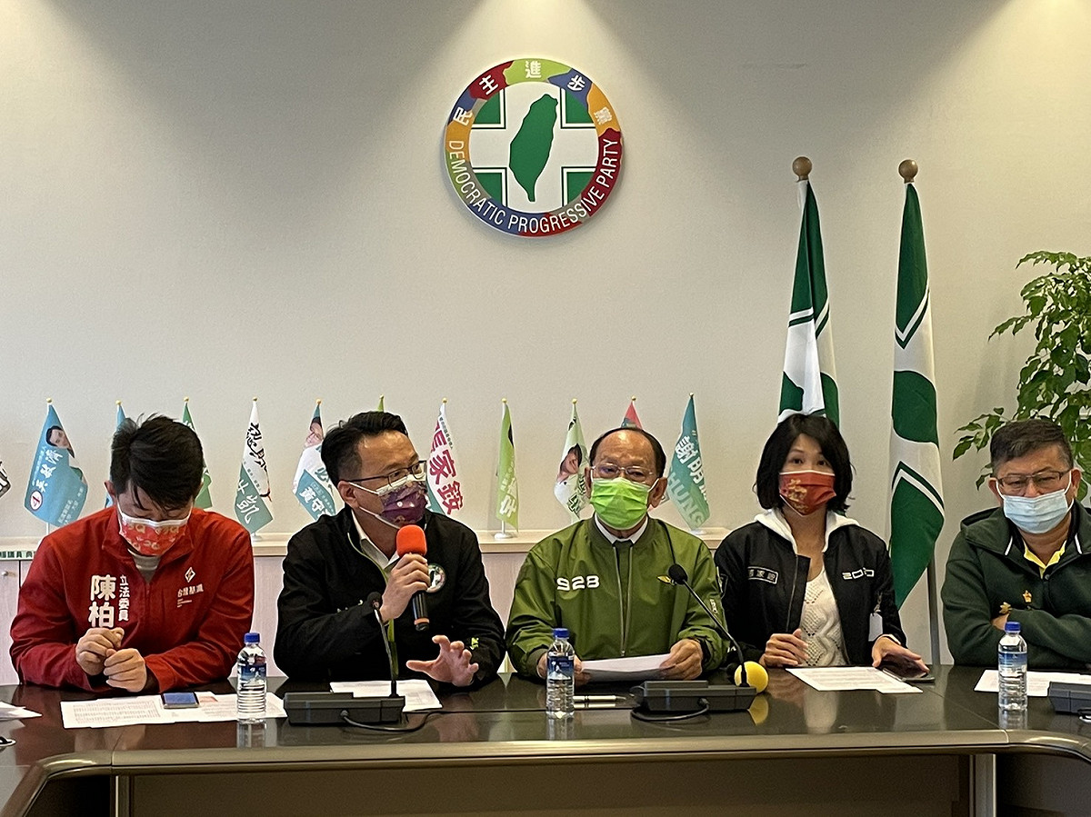 中市綠營就社工師薪資回捐舉行記者會，要求中央及地方政府提出對策。 民進黨團/提供