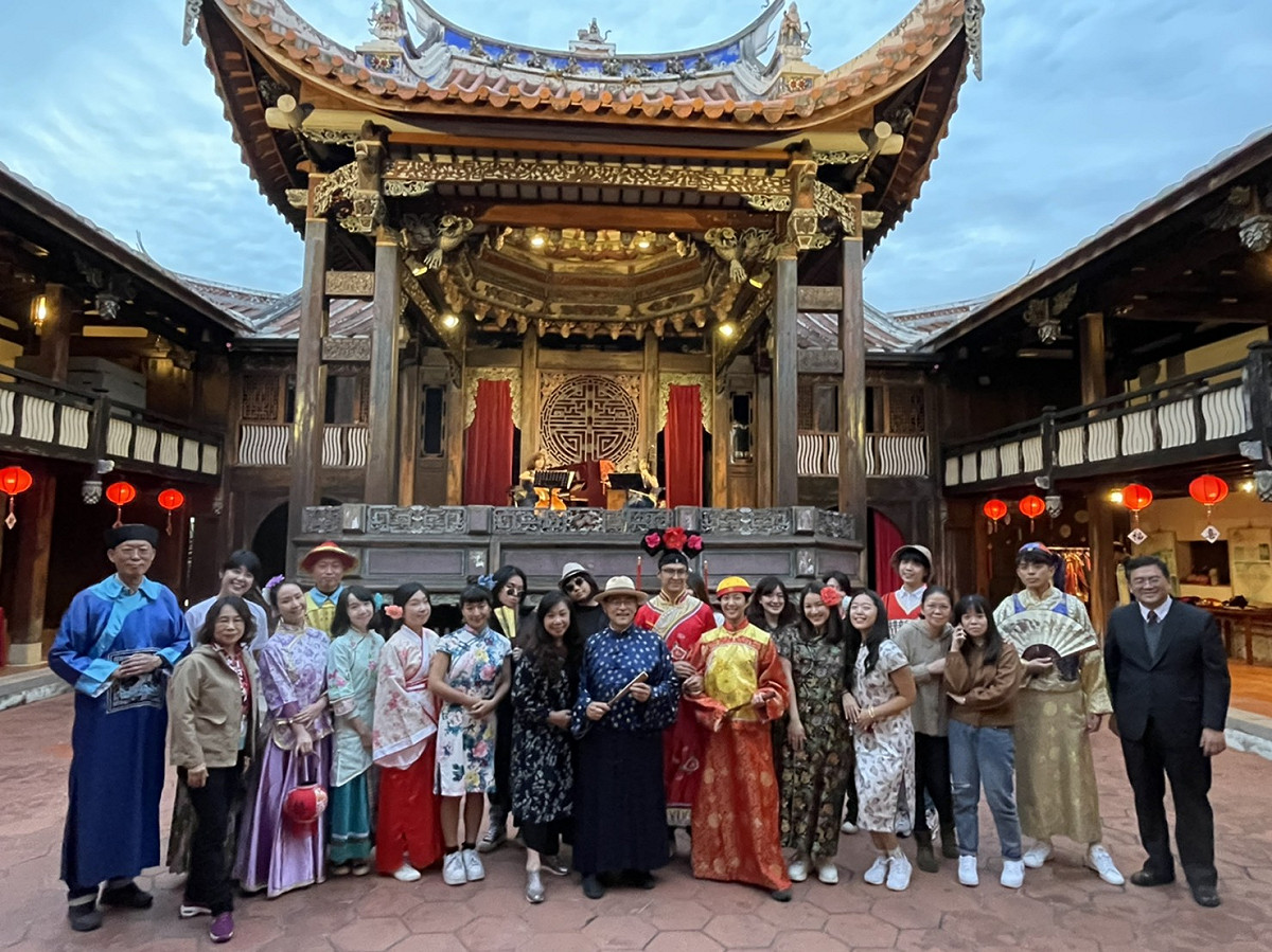 穿著古裝夜探霧峰林家宮保第。 參山處/提供