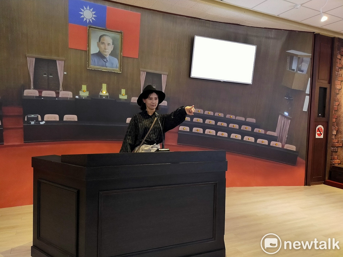 在議政博物館內遊客可以把自己當成是立委上台發言。 唐復年/攝