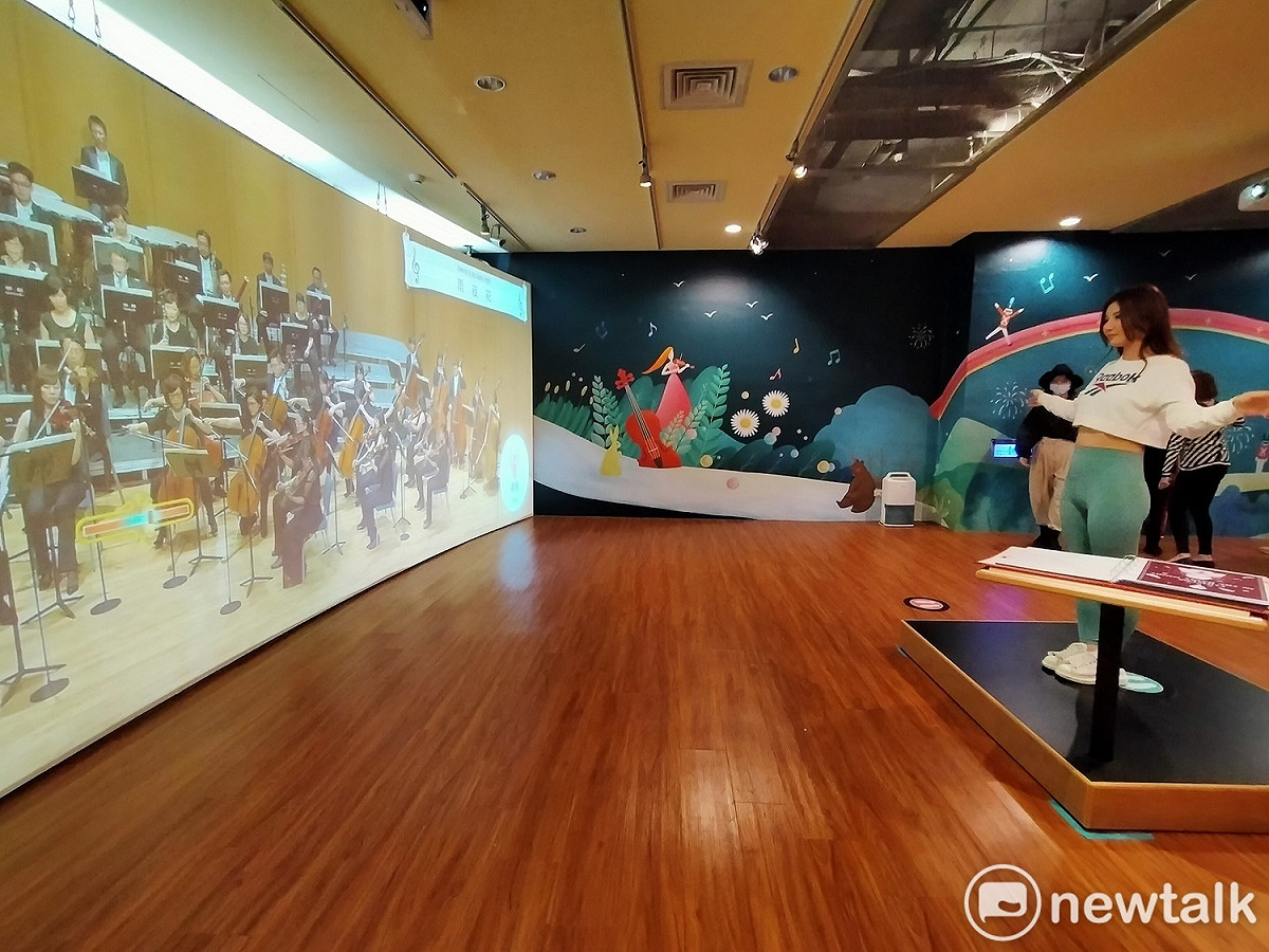 在音樂世界旅邸裡有虛擬的交響樂演出，遊客變身為交響樂指揮。 唐復年/攝