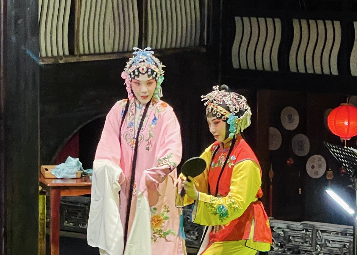 在大花廳戲台前欣賞經典崑曲牡丹亭，樂聲悠揚迴盪。 參山處/提供