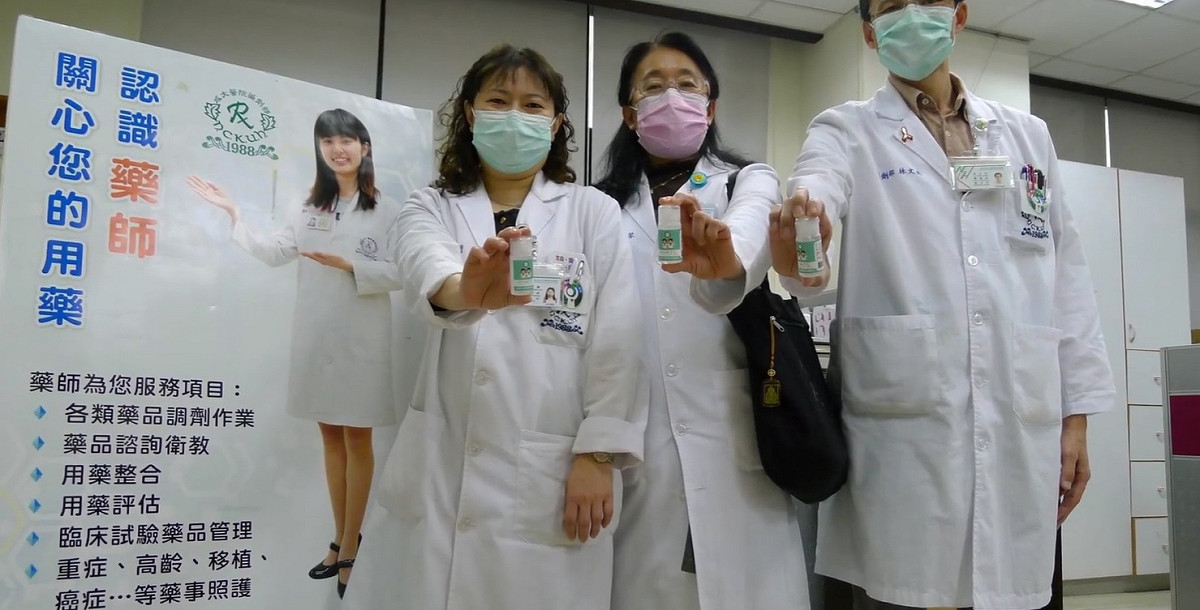 全聯會呼籲，疫情尚在、口罩實名制亦仍運作中，請全國民眾仍保持警覺，並給在一線奮鬥的醫事人員鼓勵與支持，一同挺過疫情、守住防線！ 圖/藥師公會全聯會
