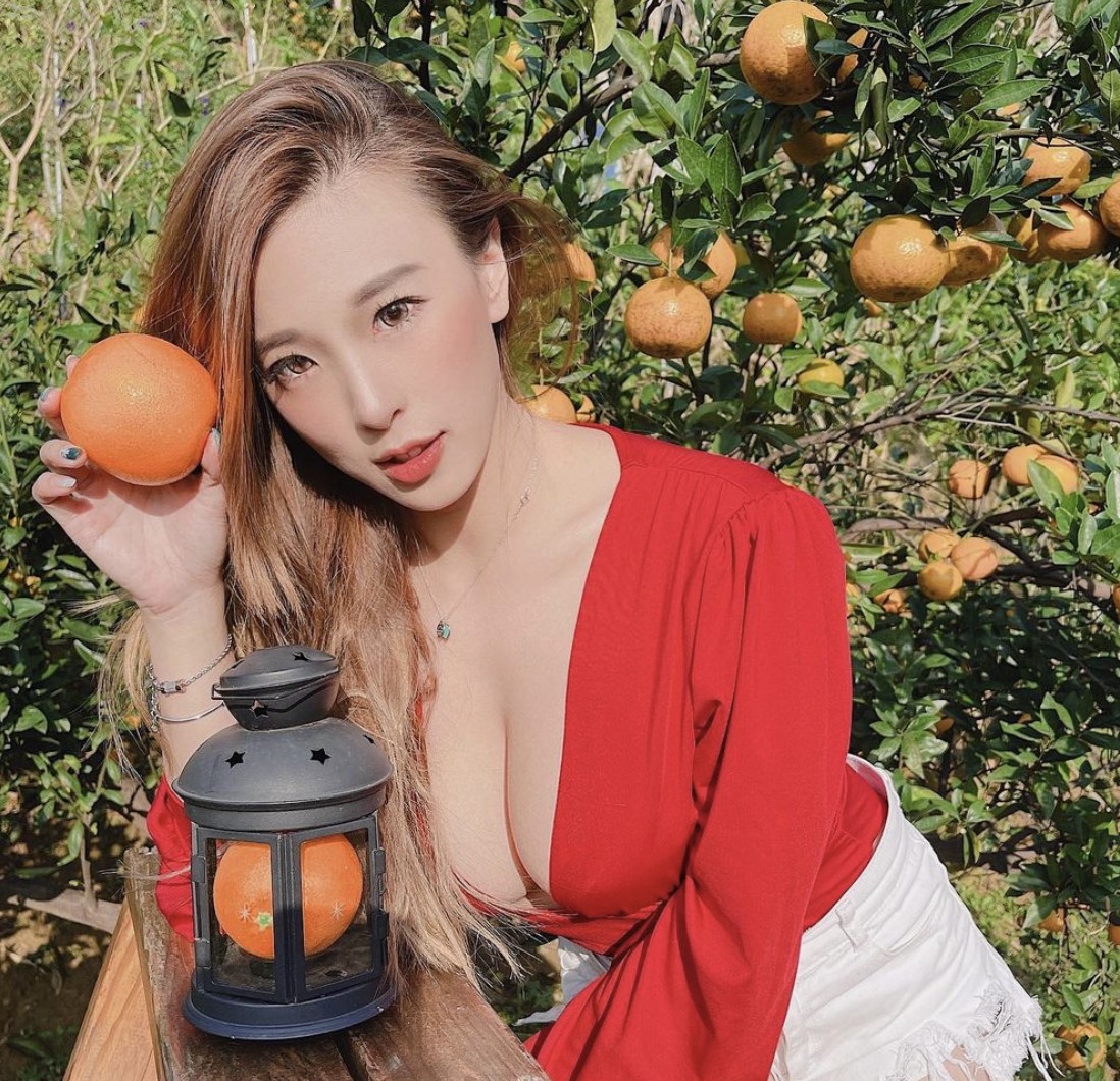 貝拉性感拍照。 圖：翻攝IG/貝拉