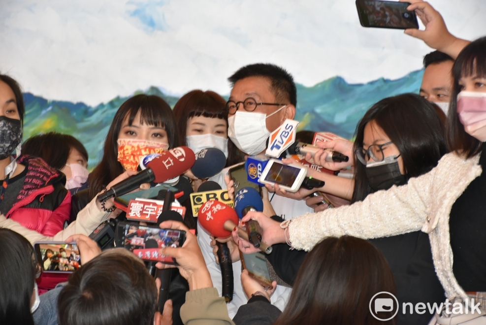 黃捷(中左)陪同許智傑投票並接受媒體聯訪。 圖：孫家銘/攝