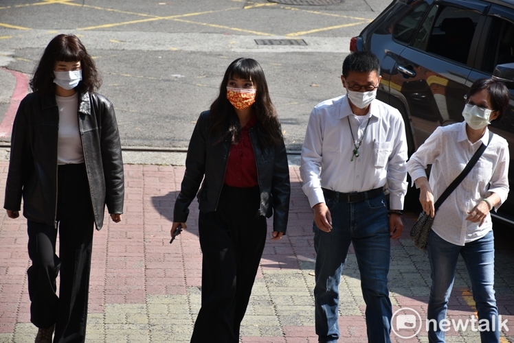 黃捷(左二)、黃蓉(左一)陪同許智傑(右二)抵達正義國小。 圖：孫家銘/攝