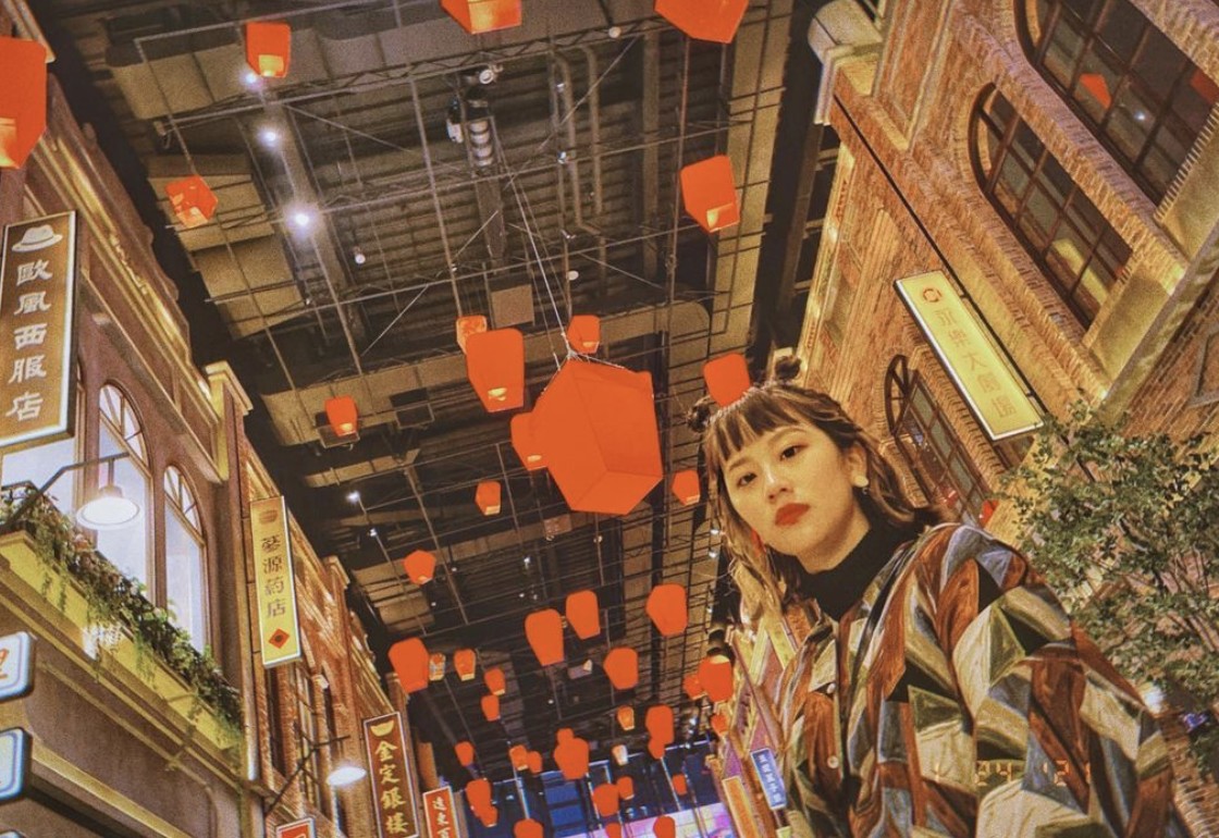 婁峻碩幫女友焦凡凡拍照。 圖：翻攝IG/焦凡凡