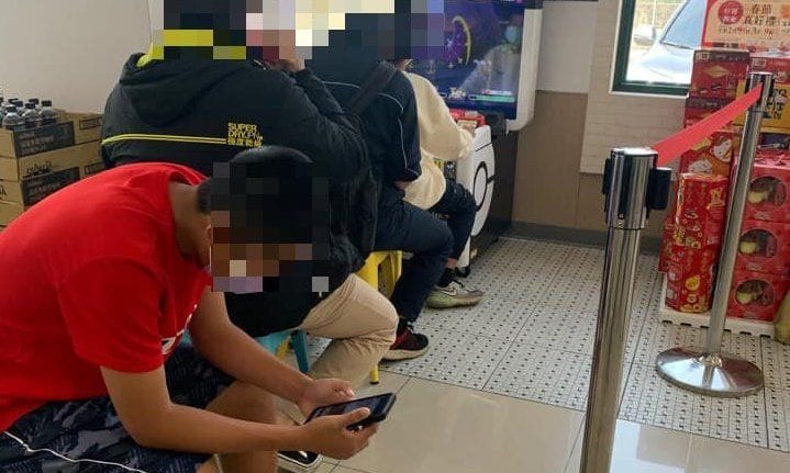 原PO經過某連鎖超商，發現裡面竟大排長龍，原因曝光引發高度熱議。 圖：翻攝自《爆廢公社公開版》
