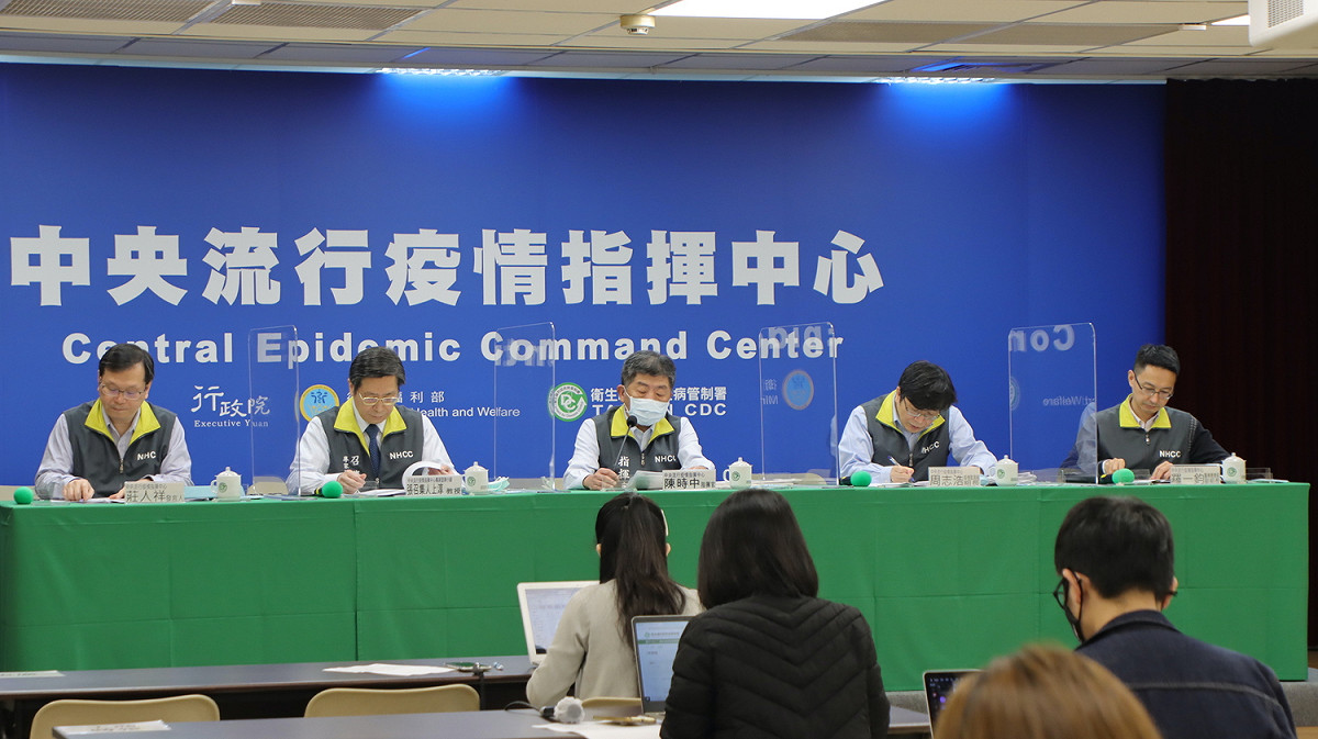 中央流行疫情指揮中心指揮官陳時中（中）認為，現階段仍不宜採用「疫苗護照」的相關措施。 圖：中央流行疫情指揮中心/提供