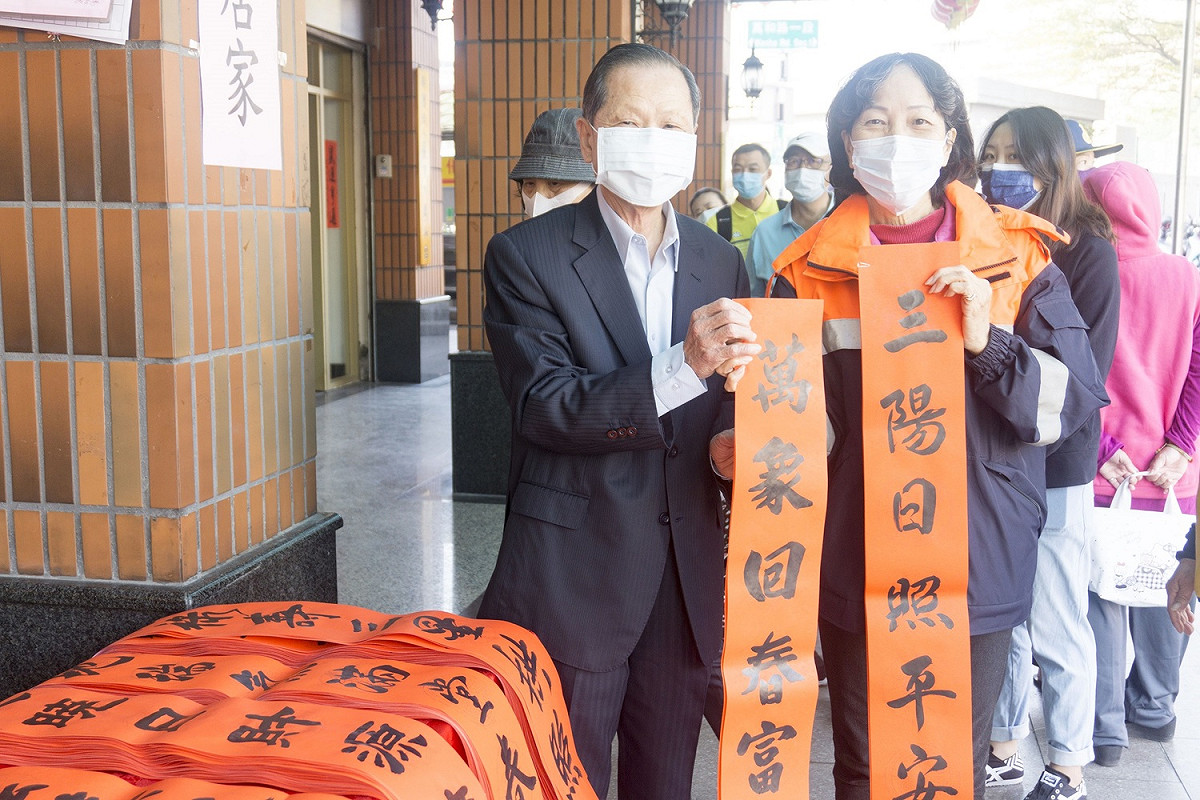 萬和宮董事長蕭清杰向領取春聯鄉鄉拜早年。 圖：萬和宮/提供