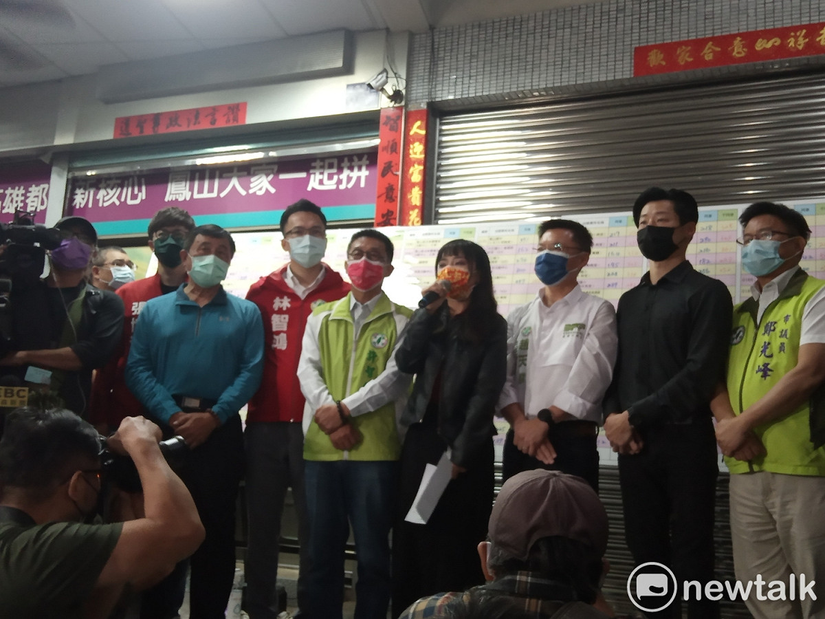 黃捷在許智傑等人陪同下，召開記者會，向大家致謝。 圖：孫家銘/攝