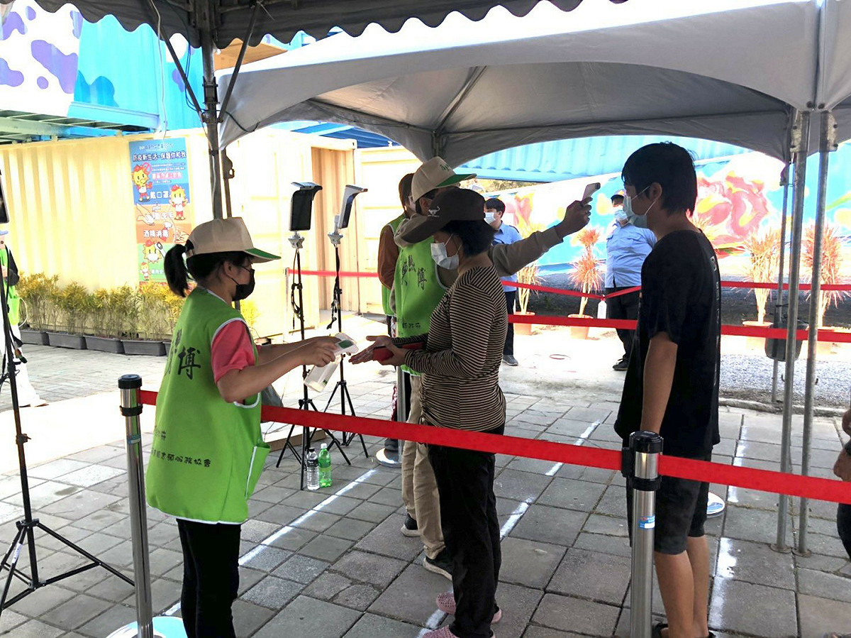 屏東縣府為落實防疫標準，進行實名制入場並限制入園人數。 圖：屏東縣政府/提供