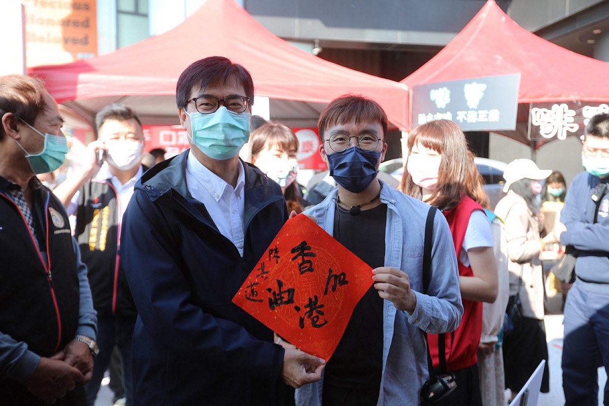 陳其邁(左二)親書「香港加油」春聯。 圖：高雄市政府/提供