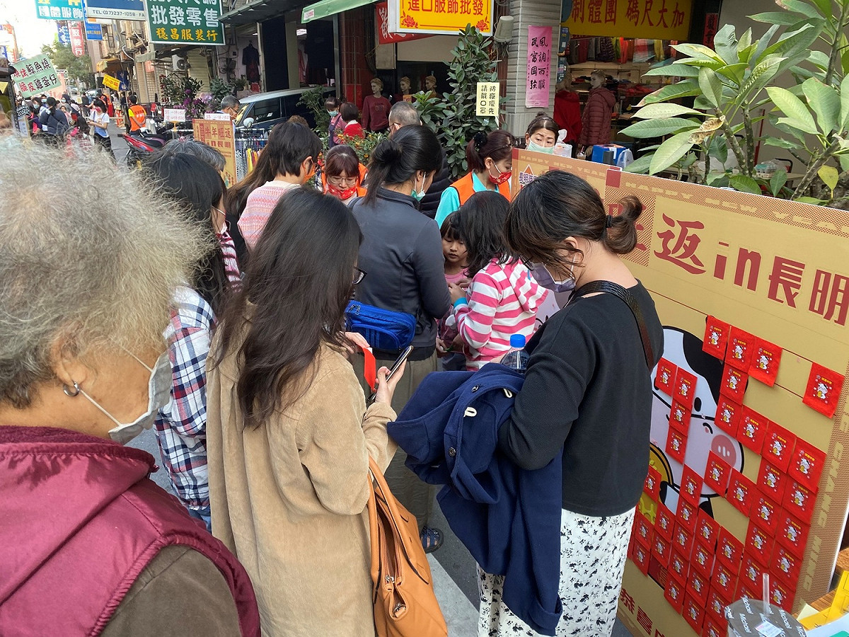 長明商圈過好年活動，民眾抽紅包試手氣。 圖：長明商圈促進會/提供